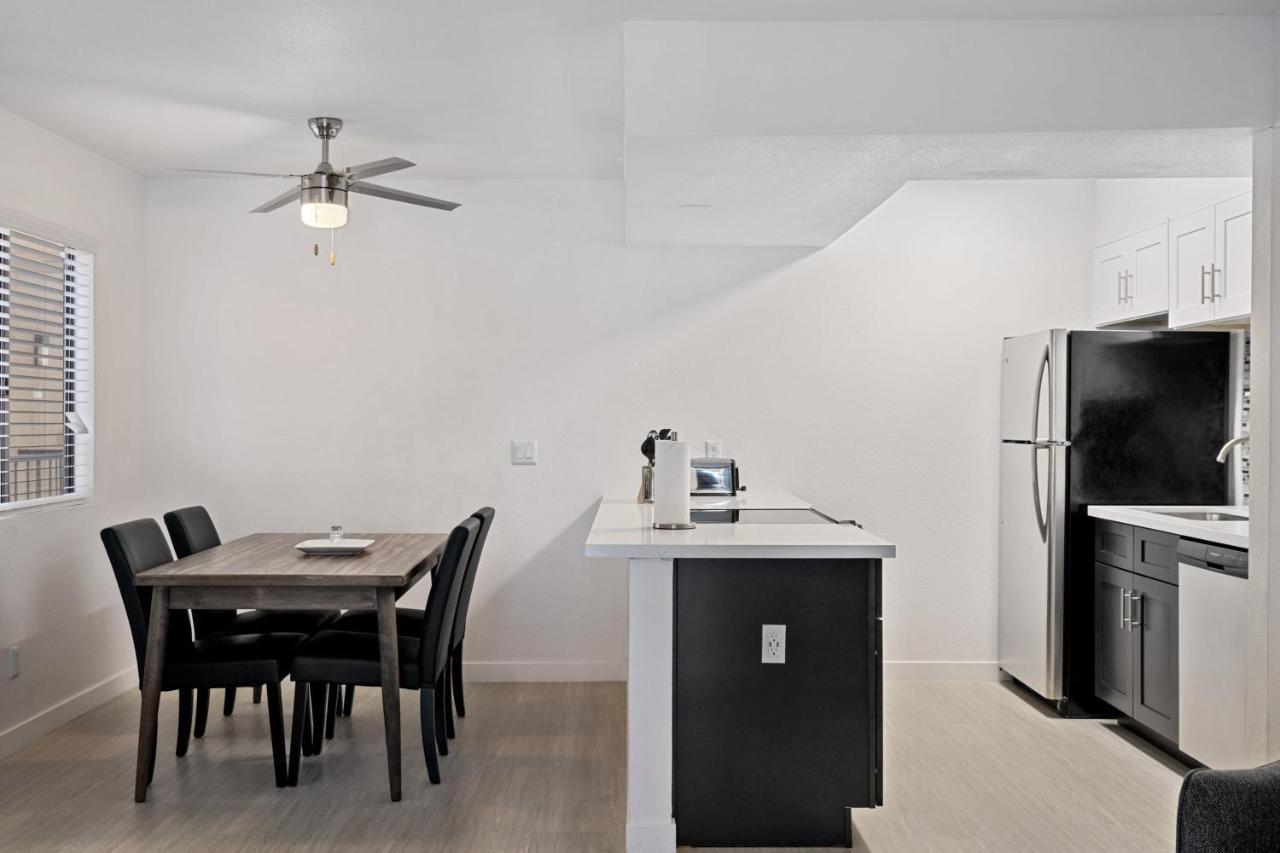 Newly Renovated 2Br Apartment W Pool By Stay Gia Phoenix Exterior photo